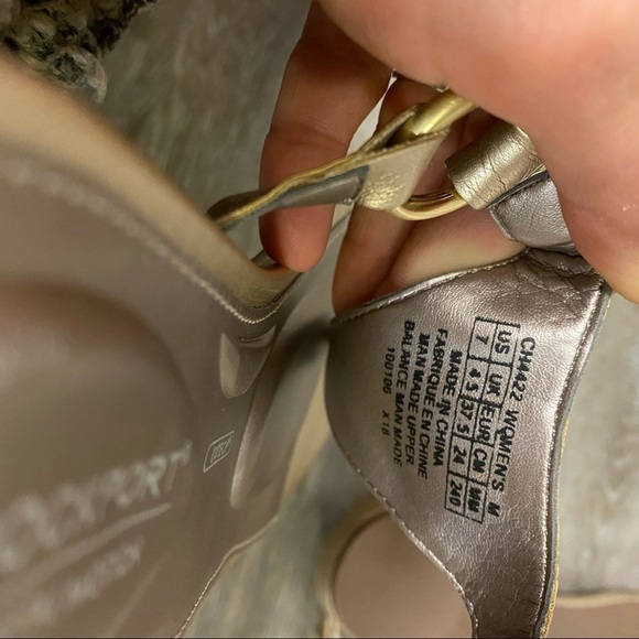 Rockport | Total Motion Zosia Thong Sandals In Gold Leather Size 7 NEW - Picture 8 of 13